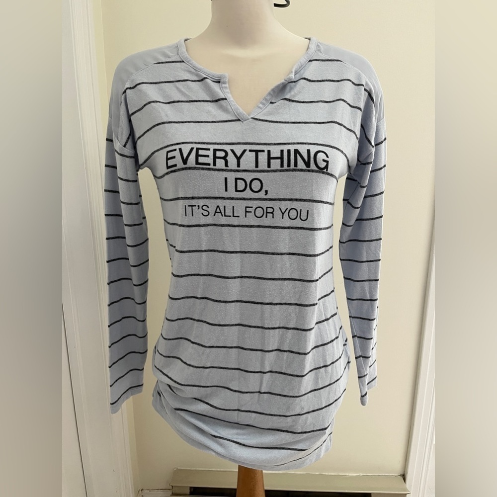 Thyme maternity Vneck top size small
